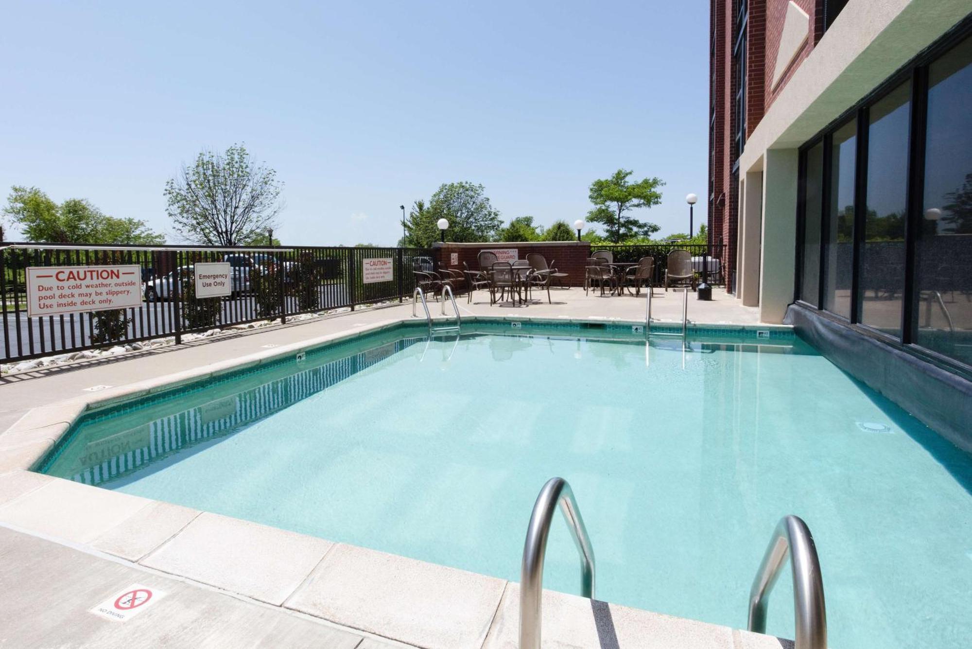 Drury Inn & Suites Kansas City Airport Buitenkant foto