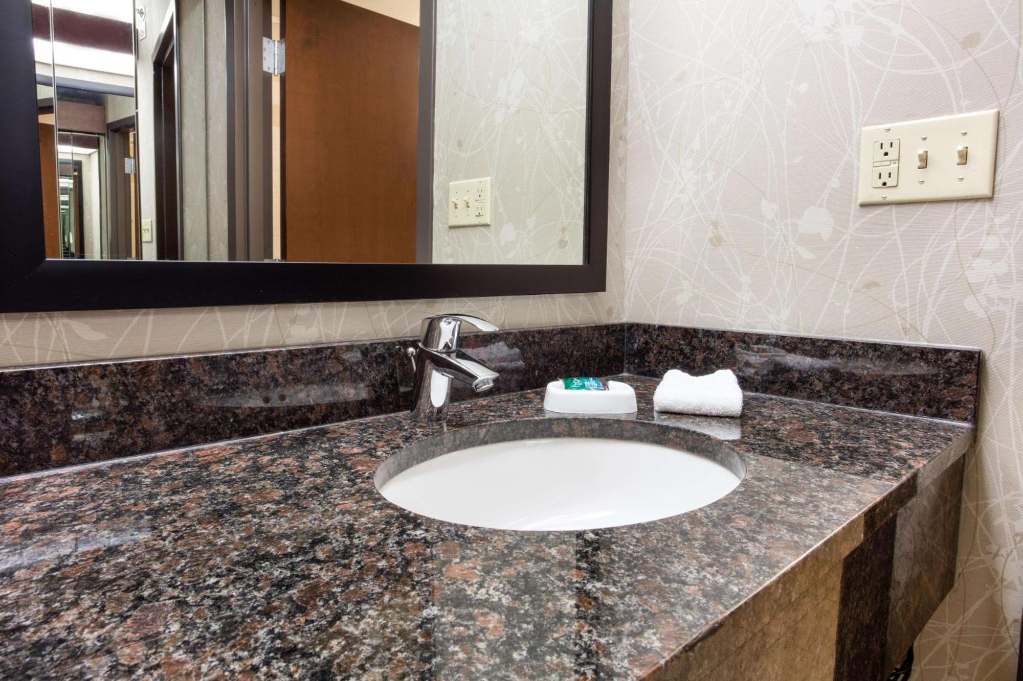 Drury Inn & Suites Kansas City Airport Buitenkant foto