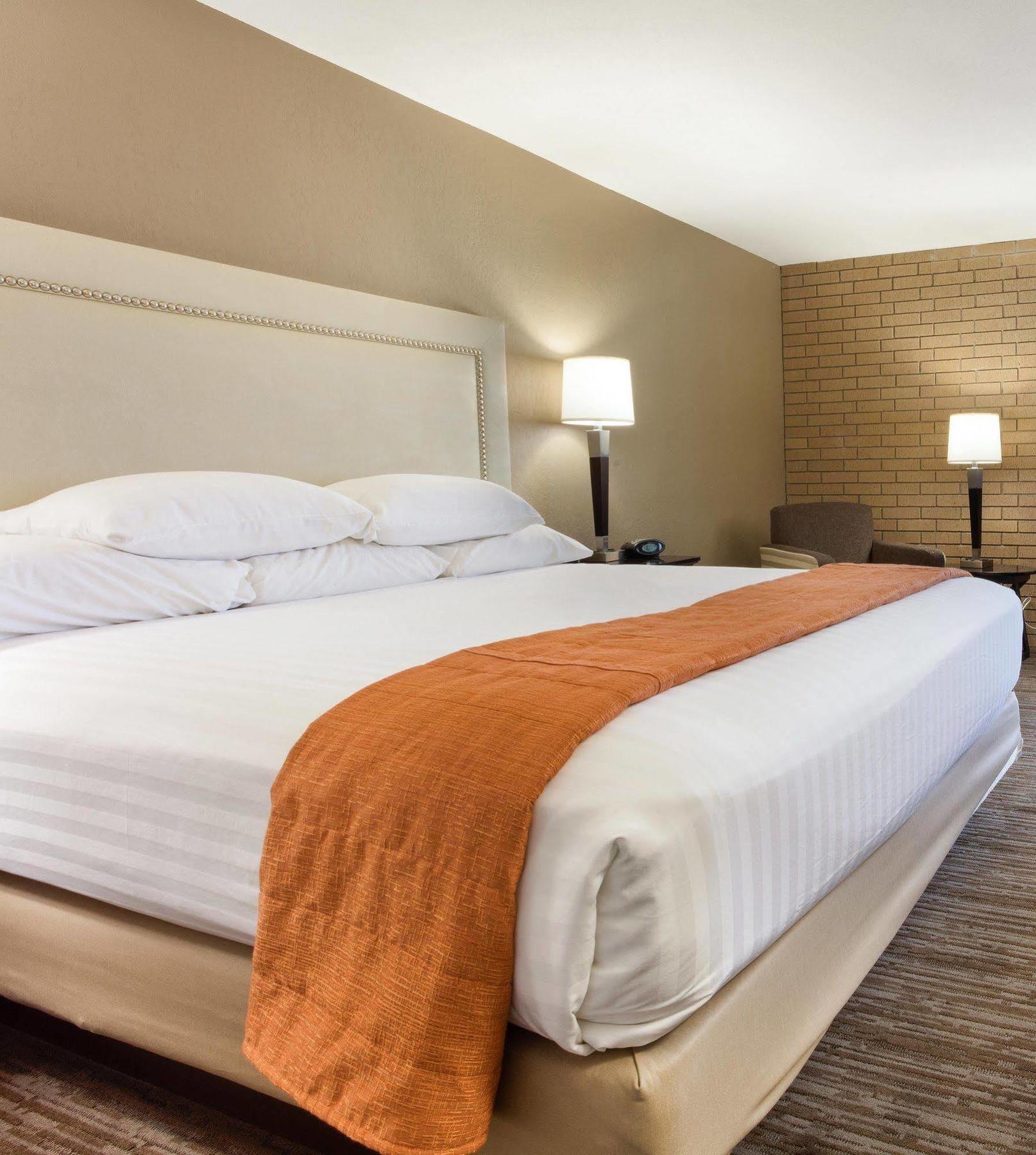Drury Inn & Suites Kansas City Airport Buitenkant foto